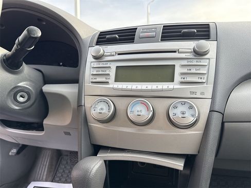 Used 2011 Toyota Camry LE image 19