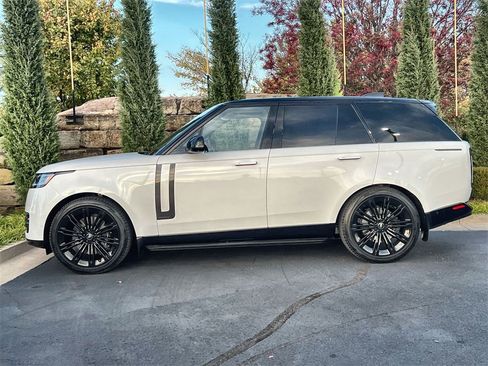 Used 2024 Land Rover Range Rover Autobiography image 2