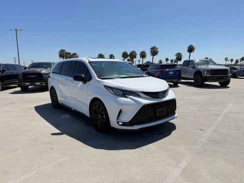 Used 2023 Toyota Sienna XSE FWD image 4