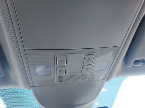 Certified 2025 Volkswagen Taos SE AWD/4WD image 15