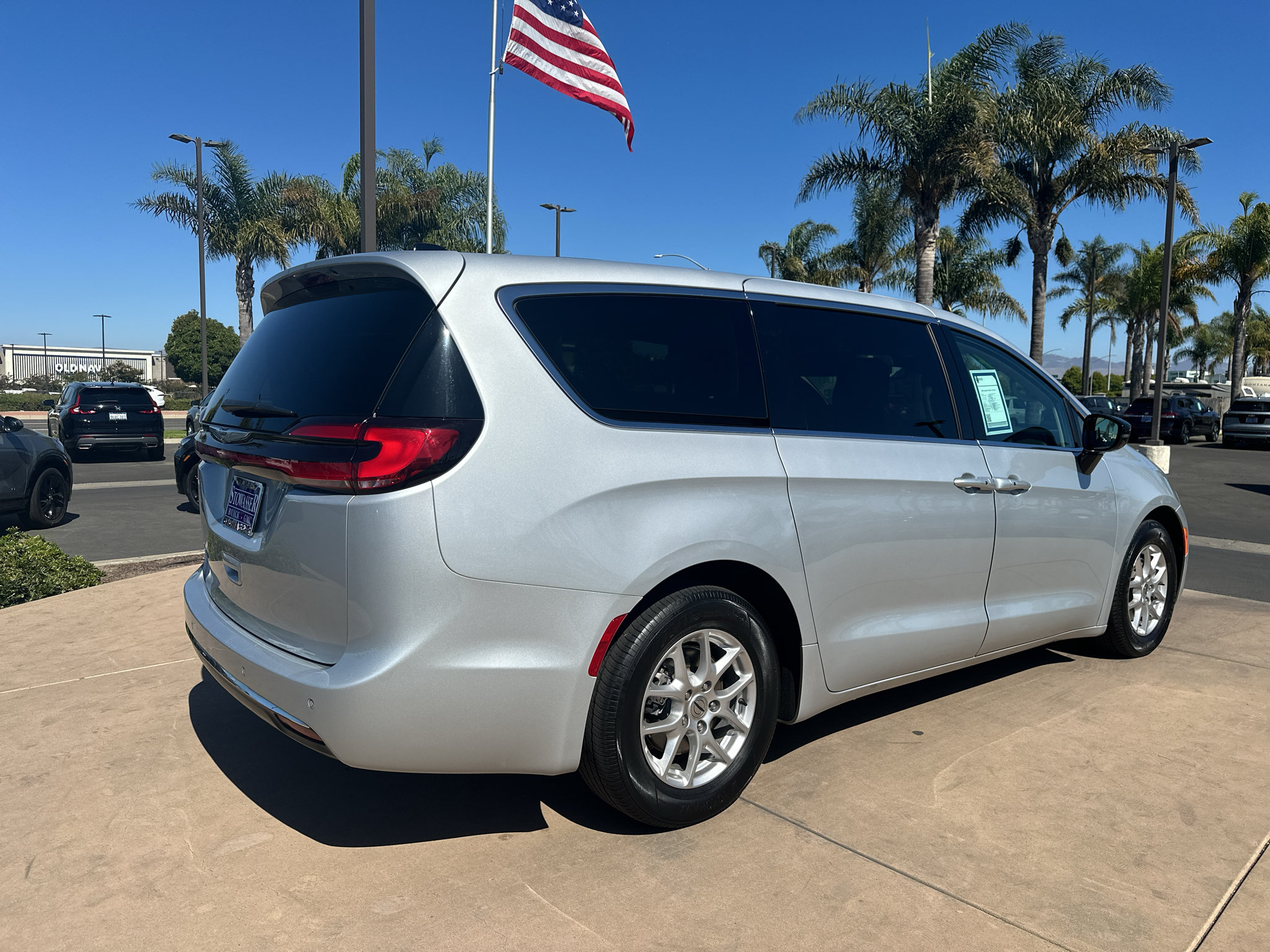 Used 2024 Chrysler Pacifica Touring-L FWD image 5