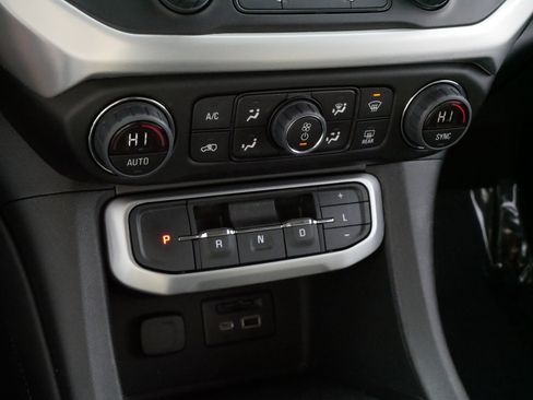 Used 2023 GMC Acadia SLT w/ Preferred Package image 23