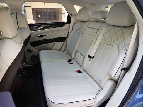 Used 2021 Bentley Bentayga AWD/4WD image 21