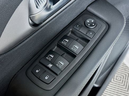 Used 2026 Chrysler Pacifica Select FWD image 17