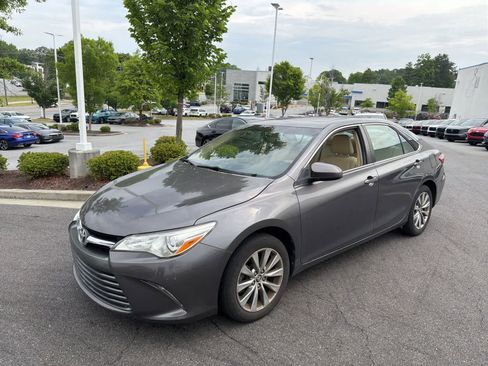 Used 2015 Toyota Camry XLE w/ Moonroof Package FWD image 3