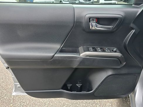 Used 2019 Toyota Tacoma TRD Sport w/ Technology Package image 8