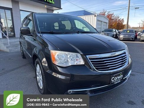 Used 2014 Chrysler Town & Country Touring image 3