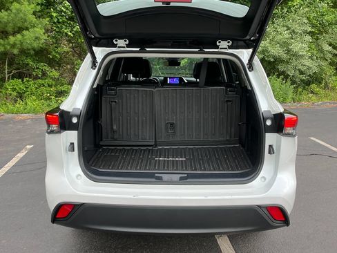 Used 2023 Toyota Highlander XLE AWD/4WD image 24