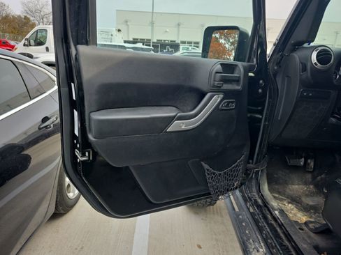 Used 2015 Jeep Wrangler Unlimited Rubicon w/ Connectivity Group image 4