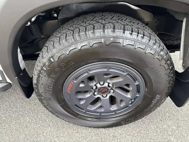 Certified 2025 Nissan Frontier Pro-X RWD image 12