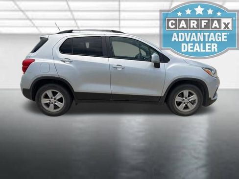 Used 2021 Chevrolet Trax LT w/ LT Convenience Package FWD image 4