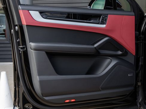 Certified 2026 Porsche Cayenne E-Hybrid Coupe AWD/4WD image 18