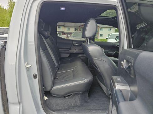 Used 2018 Toyota Tacoma TRD Off-Road AWD/4WD image 34