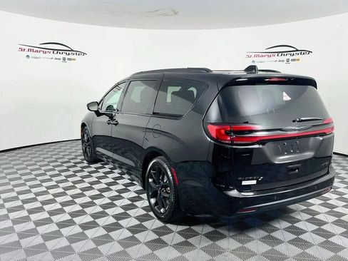 Used 2025 Chrysler Pacifica Limited FWD image 6