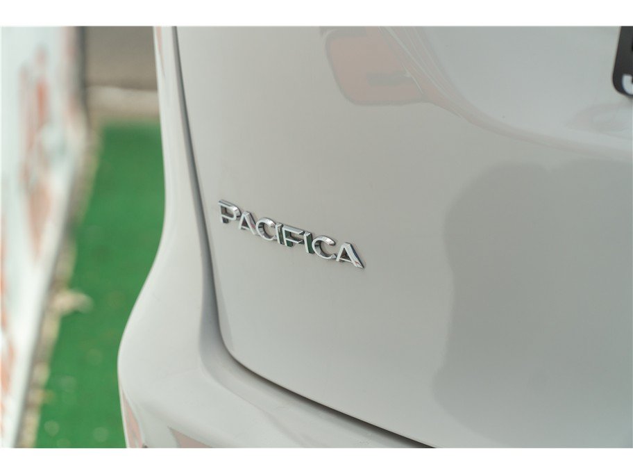 Used 2023 Chrysler Pacifica Touring-L FWD image 5