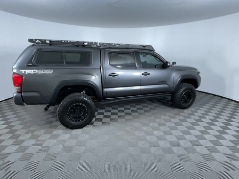Used 2017 Toyota Tacoma TRD Off-Road AWD/4WD image 9