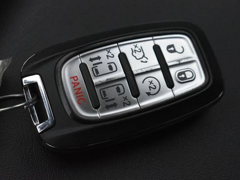 Used 2025 Chrysler Pacifica Select FWD image 32