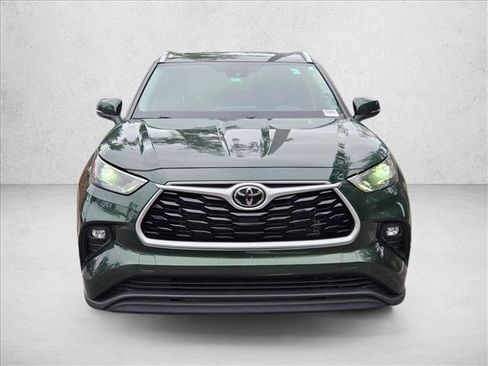 Used 2023 Toyota Highlander XLE FWD image 2