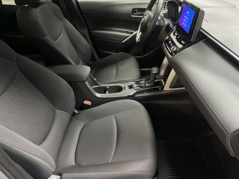 Used 2025 Toyota Corolla Cross LE FWD image 32