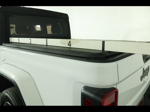 Used 2022 Jeep Gladiator Sport AWD/4WD image 9
