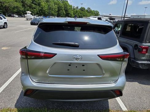 Used 2023 Toyota Highlander LE FWD image 3