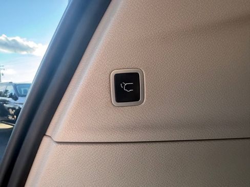 Used 2023 Chrysler Pacifica Touring-L FWD image 6