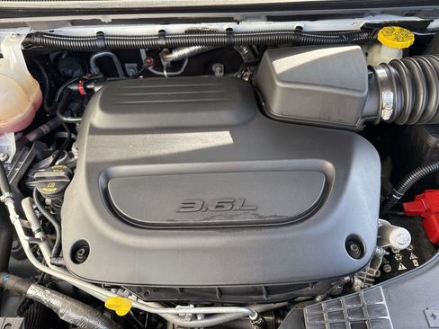 Used 2024 Chrysler Pacifica Touring-L image 6