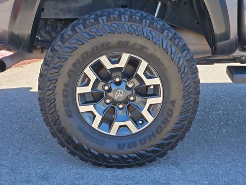 Used 2022 Toyota Tacoma TRD Off-Road AWD/4WD image 12
