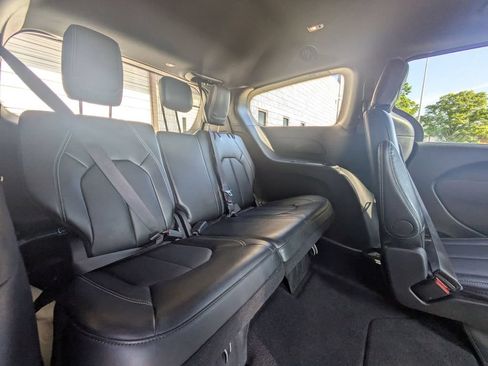 Used 2025 Chrysler Pacifica Select FWD image 27