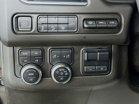 Used 2022 GMC Yukon XL AT4 w/ AT4 Premium Plus Package AWD/4WD image 11