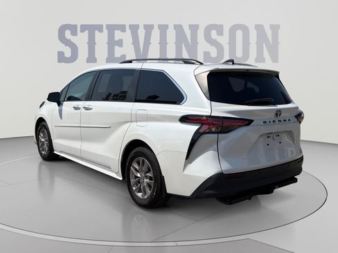 Used 2022 Toyota Sienna XLE FWD image 3