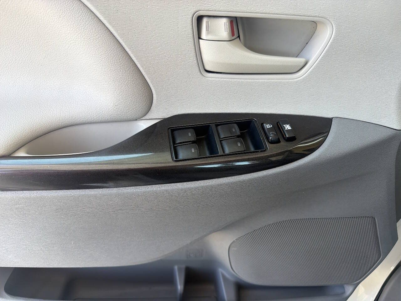 Used 2014 Toyota Sienna L FWD image 19