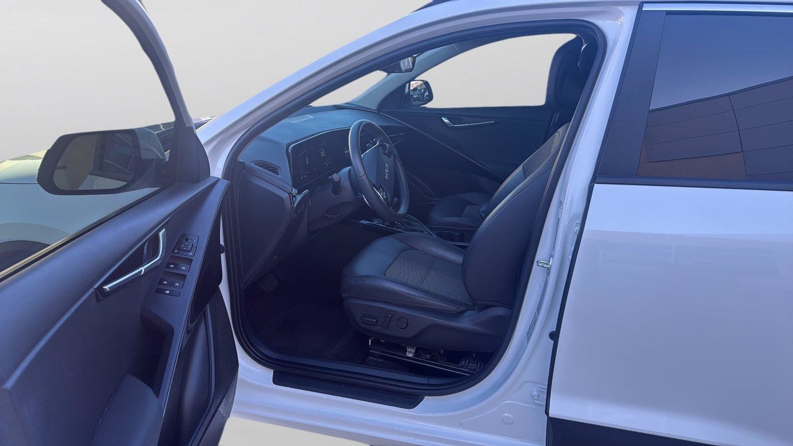 Used 2025 Kia Niro EX FWD image 9