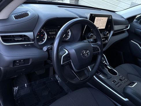 Used 2024 Toyota Highlander LE AWD/4WD image 16