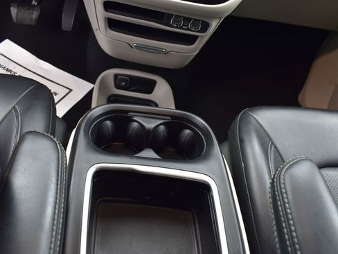 Used 2023 Chrysler Pacifica Touring-L image 17