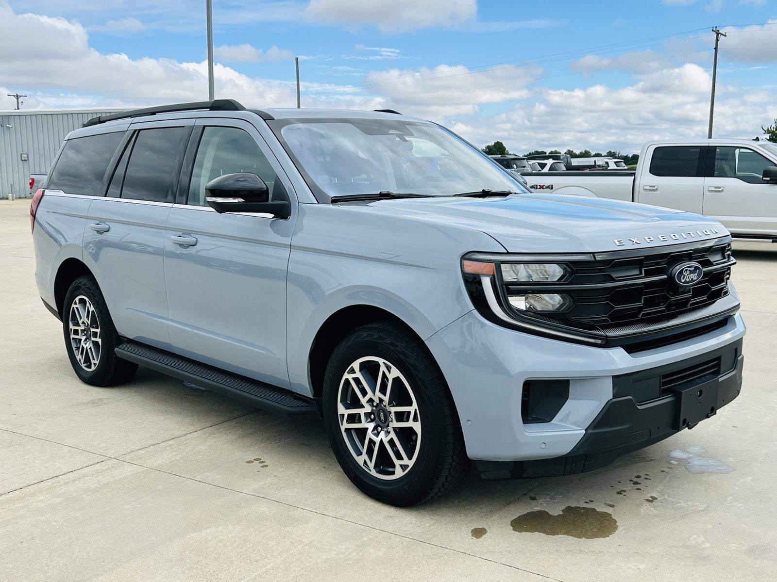 Used 2025 Ford Expedition Active AWD/4WD image 2