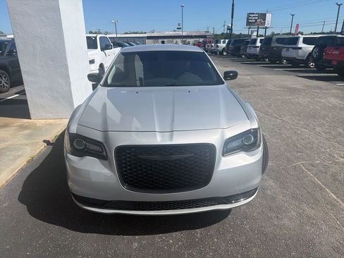Used 2022 Chrysler 300 Touring RWD image 7