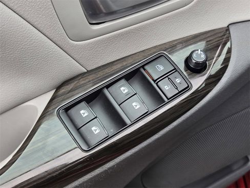 Used 2017 Toyota Sienna XLE image 11