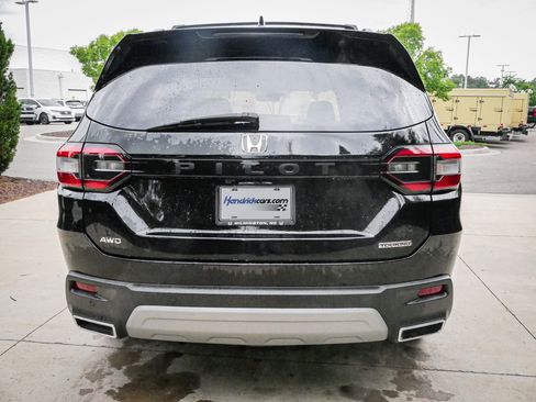 Certified 2025 Honda Pilot Touring image 10