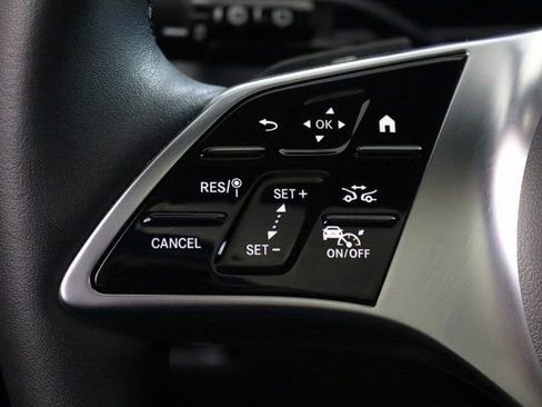 Used 2025 Mercedes-Benz GLC 300 4MATIC image 4