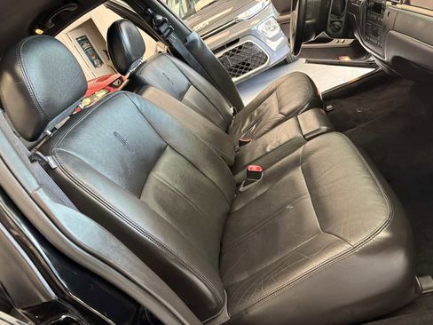 Used 2009 Lincoln Town Car Signature Limited image 18