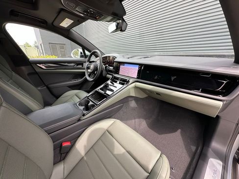 Used 2025 Porsche Panamera RWD image 35