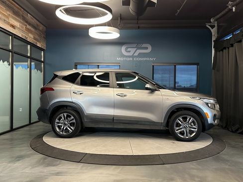 Used 2023 Kia Seltos LX image 2