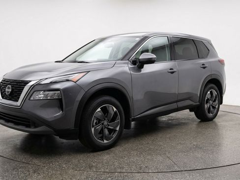 Used 2025 Nissan Rogue SV image 3