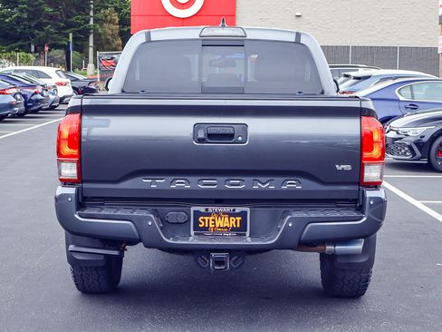 Used 2017 Toyota Tacoma TRD Off-Road w/ Premium & Technology Package AWD/4WD image 21