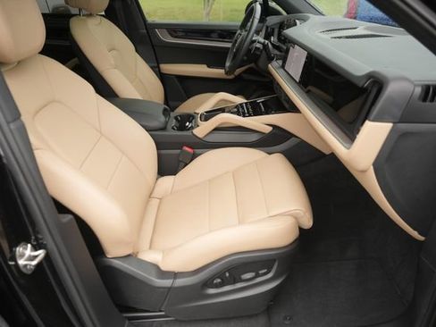 Used 2025 Porsche Cayenne Base image 19