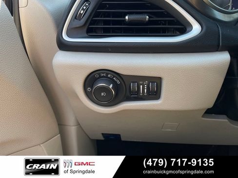 Used 2024 Chrysler Pacifica Touring-L FWD image 13
