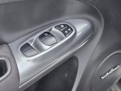 Used 2015 Nissan Juke SV w/ Technology Package image 17