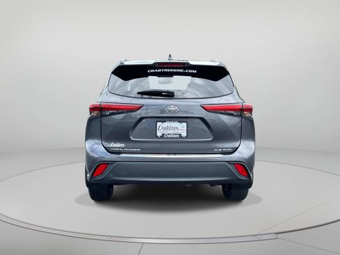 Used 2023 Toyota Highlander XLE AWD/4WD image 4