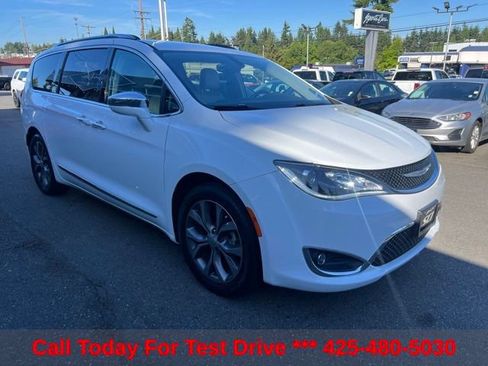 Used 2017 Chrysler Pacifica Limited w/ Tire & Wheel Group FWD image 8
